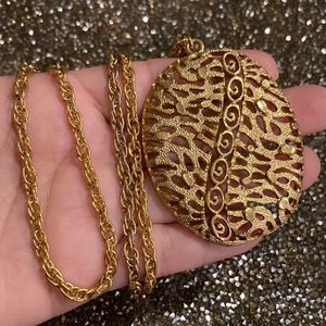 Oval pendant gold necklace
